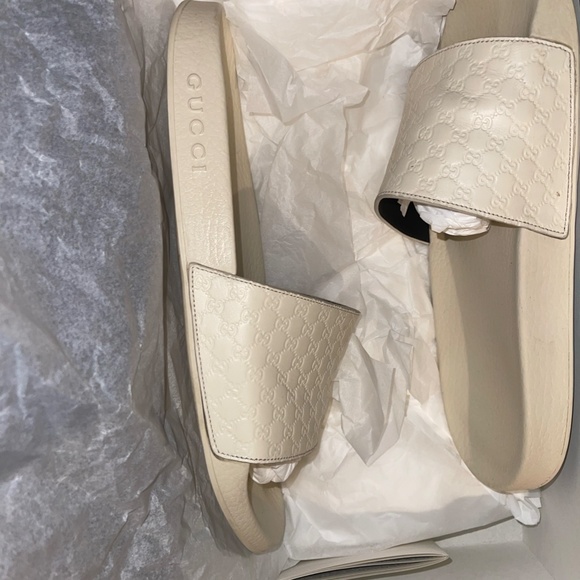 barely used Gucci flip flops
